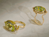 Nino Burkadze<br />
Ring<br />
Cloisonne enamel, gold, quartz<br />
2730 GEL